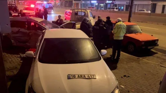 Bursa'da kontrolden çıkan otomobil, park halindeki araçlara çarptı: 1 ağır yaralı