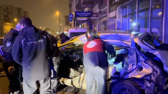 Bursa'da kontrolden çıkan otomobil, park halindeki araçlara çarptı: 1 ağır yaralı