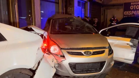 Bursa'da kontrolden çıkan otomobil, park halindeki araçlara çarptı: 1 ağır yaralı
