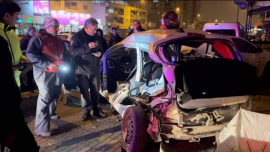 Bursa'da kontrolden çıkan otomobil, park halindeki araçlara çarptı: 1 ağır yaralı