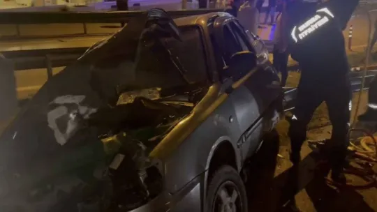 Bursa'da kontrolden çıkan otomobil bariyerlere saplandı: 5 yaralı