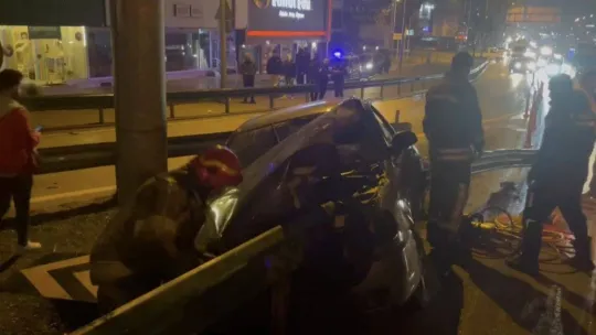 Bursa'da kontrolden çıkan otomobil bariyerlere saplandı: 5 yaralı