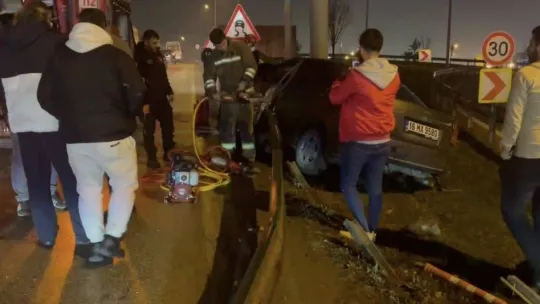 Bursa'da kontrolden çıkan otomobil bariyerlere saplandı: 5 yaralı