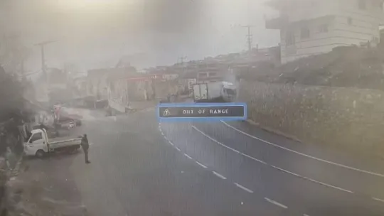 Bursa'da kontrolden çıkan tır kazası kameraya yansıdı