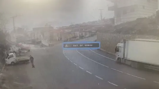 Bursa'da kontrolden çıkan tır kazası kameraya yansıdı