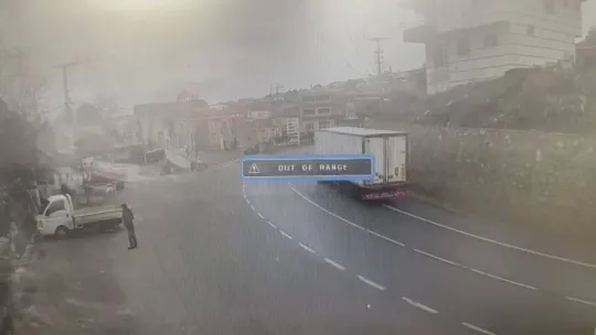 Bursa'da kontrolden çıkan tır kazası kameraya yansıdı