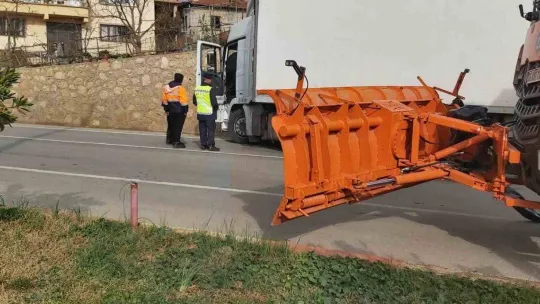 Bursa'da kontrolden çıkan tır kazası kameraya yansıdı