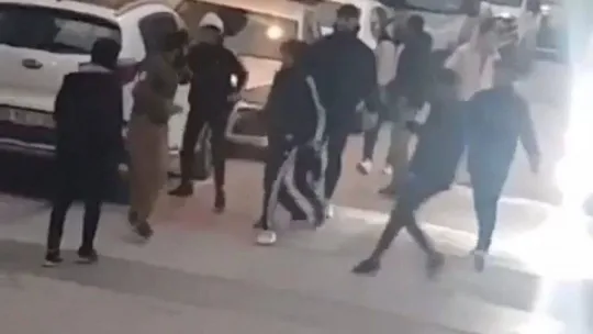 Bursa'da liseli gençlerin kavgası kamerada