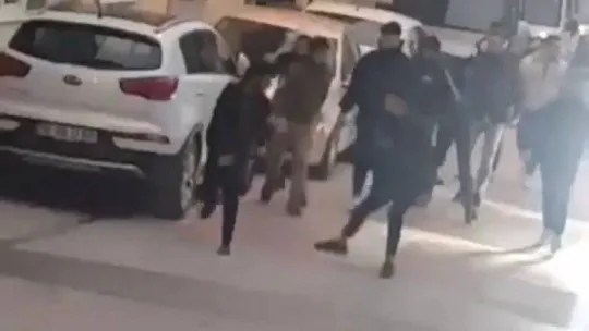 Bursa'da liseli gençlerin kavgası kamerada