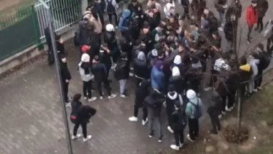 Bursa'da liseli gençlerin tartışma anları kameralarda