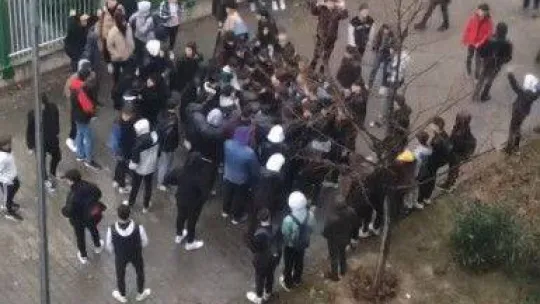 Bursa'da liseli gençlerin tartışma anları kameralarda