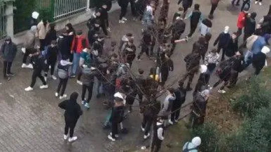 Bursa'da liseli gençlerin tartışma anları kameralarda