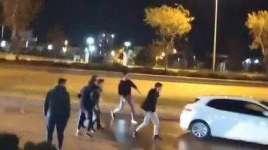 Bursa'da makas atan otomobili tekmelediler