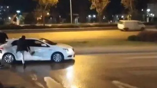 Bursa'da makas atan otomobili tekmelediler