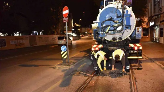 Bursa'da mazgallar gece temizleniyor