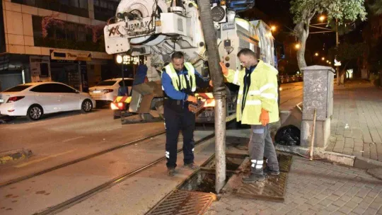 Bursa'da mazgallar gece temizleniyor