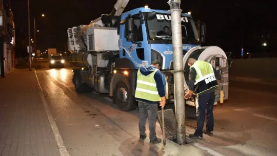 Bursa'da mazgallar gece temizleniyor