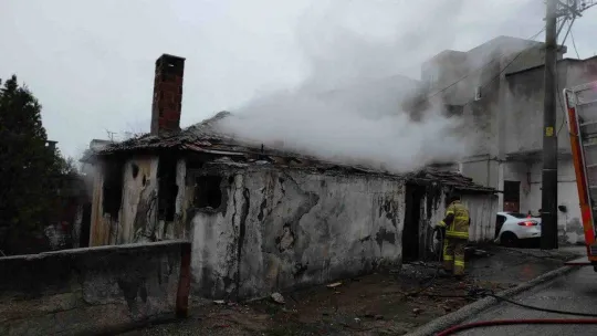 Bursa'da metruk binada çıkan yangın korkuttu