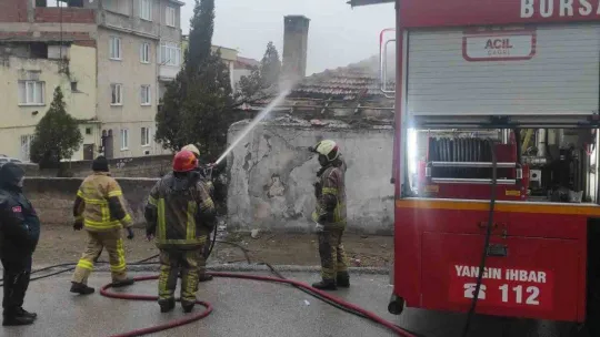 Bursa'da metruk binada çıkan yangın korkuttu