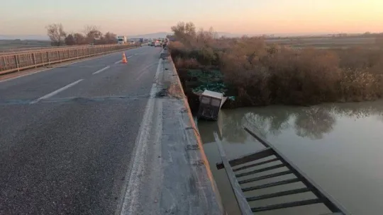 Bursa'da meyve yüklü kamyon dereye uçtu: 1 ölü