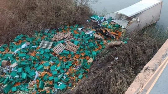 Bursa'da meyve yüklü kamyon dereye uçtu: 1 ölü