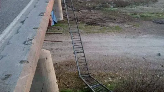 Bursa'da meyve yüklü kamyon dereye uçtu: 1 ölü