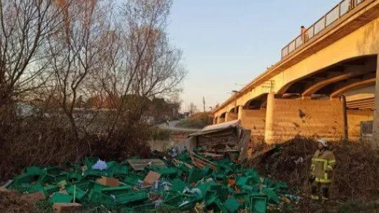 Bursa'da meyve yüklü kamyon dereye uçtu: 1 ölü