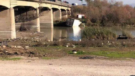 Bursa'da meyve yüklü kamyon dereye uçtu: 1 ölü