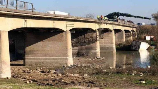 Bursa'da meyve yüklü kamyon dereye uçtu: 1 ölü