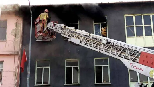 Bursa'da mobilya imalathanesinde yangın