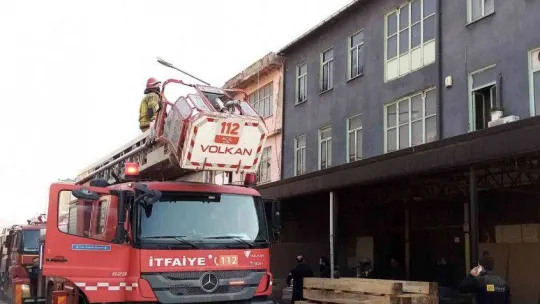 Bursa'da mobilya imalathanesinde yangın