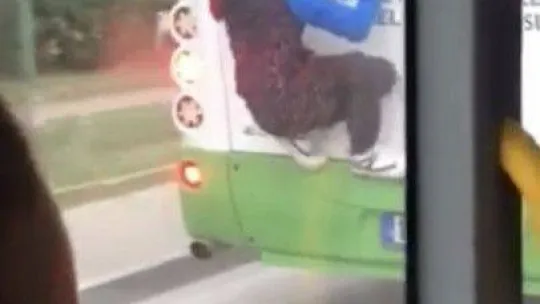 Bursa'da otobüse asılan örümcek çocuk kameraya yansıdı