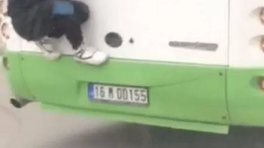 Bursa'da otobüse asılan örümcek çocuk kameraya yansıdı