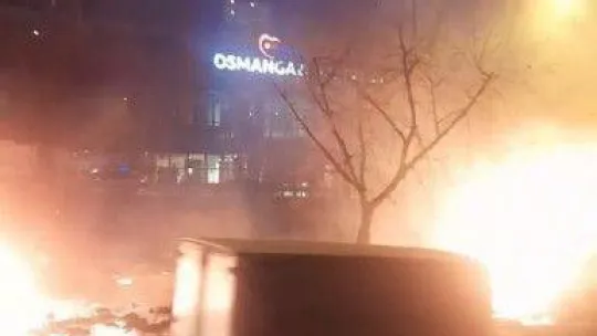 Bursa'da otomobil alev alev yandı, alevler ağaca ve otluk alana sıçradı