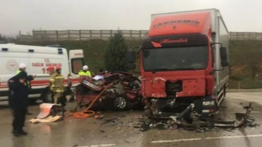Bursa'da otomobil ile kamyon çarpıştı: 5 ölü