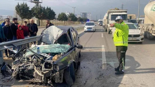 Bursa'da otomobil, kamyonete çarptı: 3 yaralı