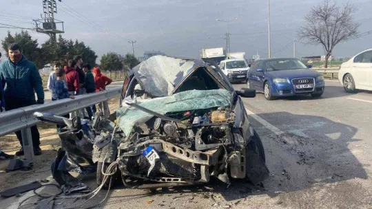 Bursa'da otomobil, kamyonete çarptı: 3 yaralı