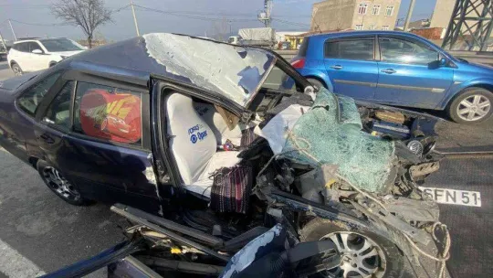 Bursa'da otomobil, kamyonete çarptı: 3 yaralı