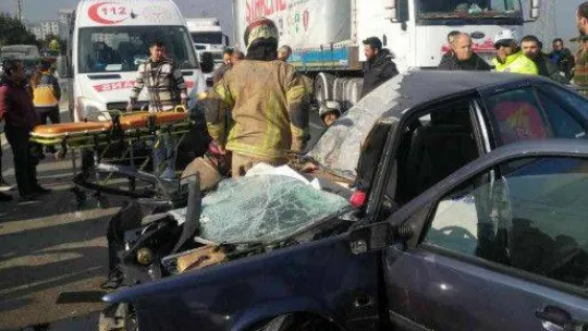 Bursa'da otomobil, kamyonete çarptı: 3 yaralı