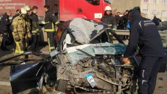 Bursa'da otomobil, kamyonete çarptı: 3 yaralı