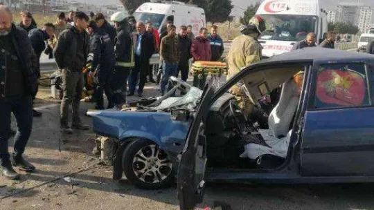 Bursa'da otomobil, kamyonete çarptı: 3 yaralı