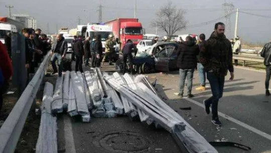 Bursa'da otomobil, kamyonete çarptı: 3 yaralı