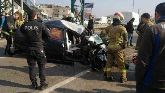 Bursa'da otomobil, kamyonete çarptı: 3 yaralı