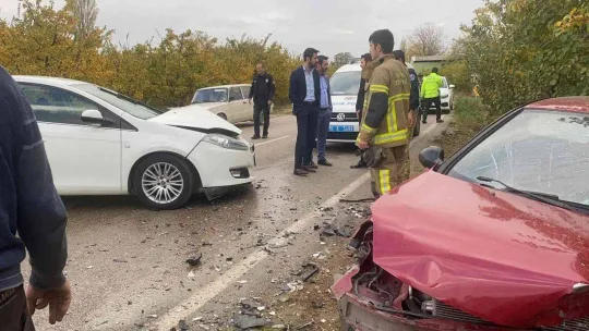 Bursa'da otomobiller kafa kafaya çarpıştı, ortalık savaş alanına döndü