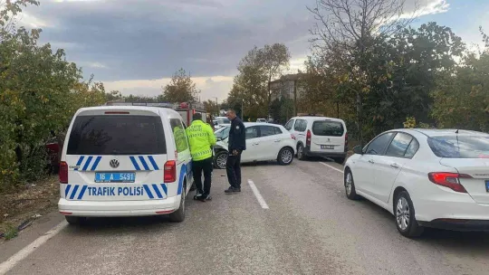 Bursa'da otomobiller kafa kafaya çarpıştı, ortalık savaş alanına döndü