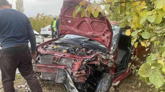 Bursa'da otomobiller kafa kafaya çarpıştı, ortalık savaş alanına döndü