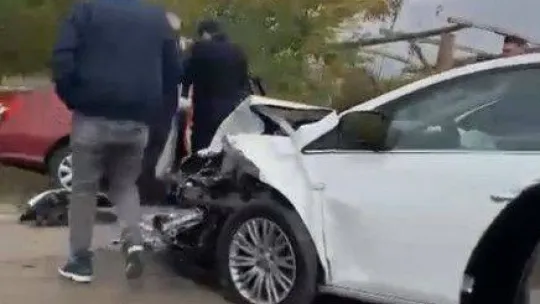 Bursa'da otomobiller kafa kafaya çarpıştı, ortalık savaş alanına döndü