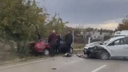 Bursa'da otomobiller kafa kafaya çarpıştı, ortalık savaş alanına döndü