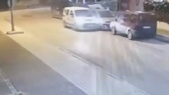 Bursa'da park halindeki araca çarptı, arkasına bile bakmadan kaçtı