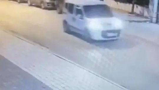 Bursa'da park halindeki araca çarptı, arkasına bile bakmadan kaçtı